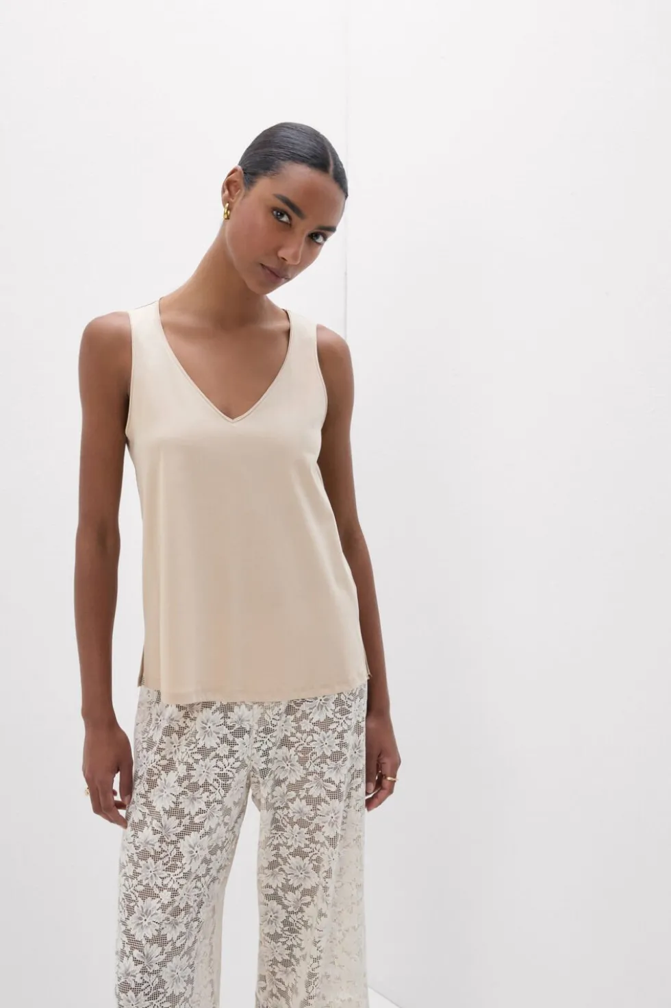 Podkoszulka z bawełny Elevated Cotton z Dekoltem w Serek