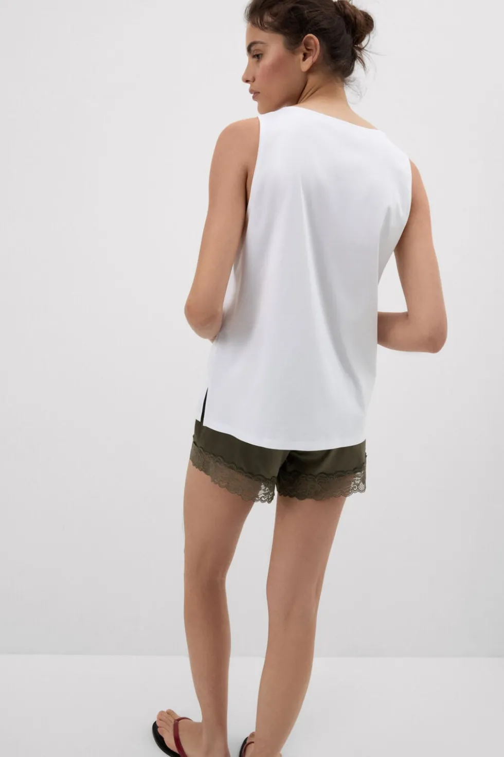 Podkoszulka z bawełny Elevated Cotton z Dekoltem w Serek
