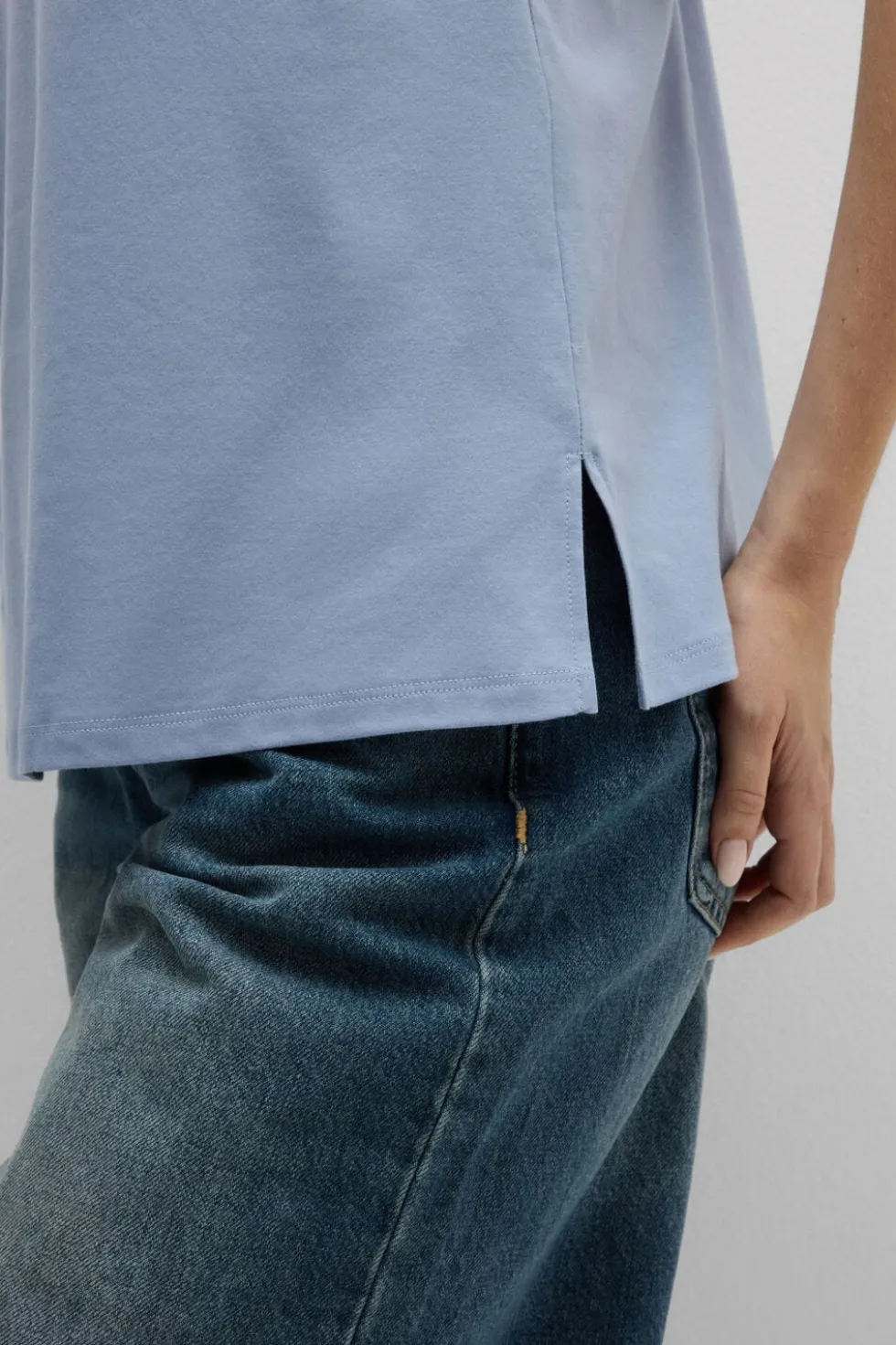Podkoszulka z bawełny Elevated Cotton z Dekoltem w Serek